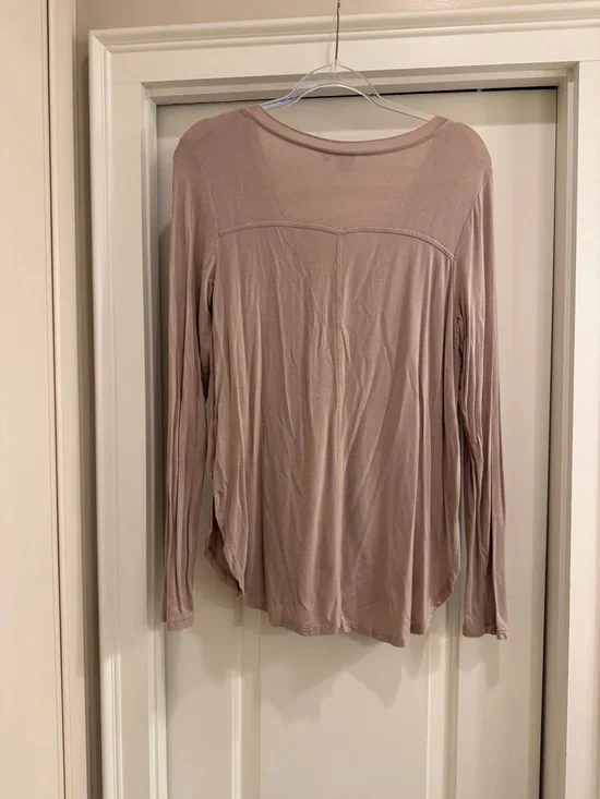White Crow Raw Edge V-Neck Top (color: simply taupe) - Picture 4 of 5